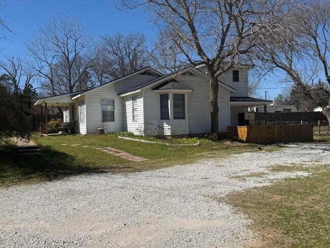 700 Greg St in Azle, TX - Building Photo - Building Photo