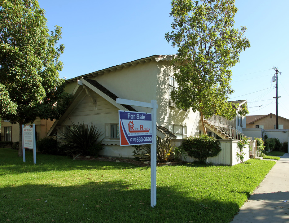 Roberts Place Apartments in Anaheim, CA - Building Photo