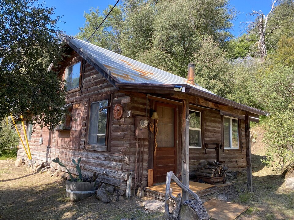 10445 Tanglewood Ln in Descanso, CA - Building Photo