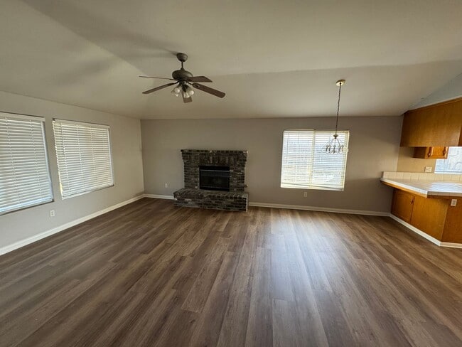 5815 Pine Canyon Dr in Bakersfield, CA - Foto de edificio - Building Photo