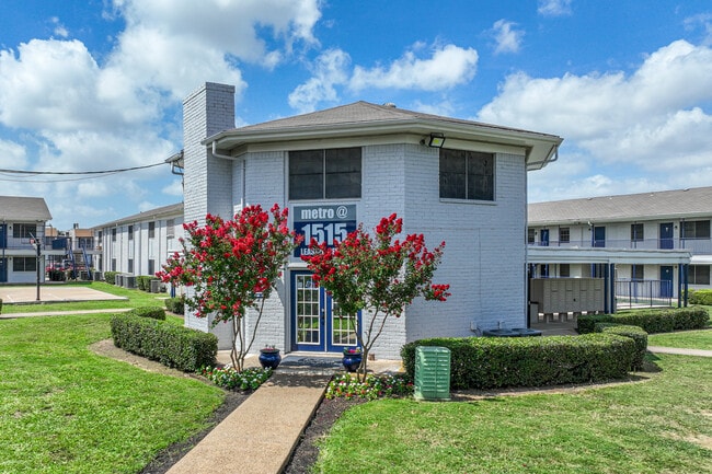 Metro at 1515 in Carrollton, TX - Building Photo - Building Photo