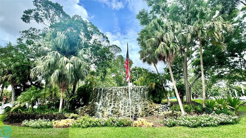 16401 Golf Club Rd in Weston, FL - Building Photo