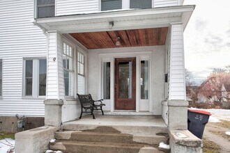 140-142 E 15th St in Holland, MI - Building Photo - Building Photo