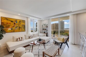 701 Brickell Key Blvd in Miami, FL - Building Photo - Building Photo