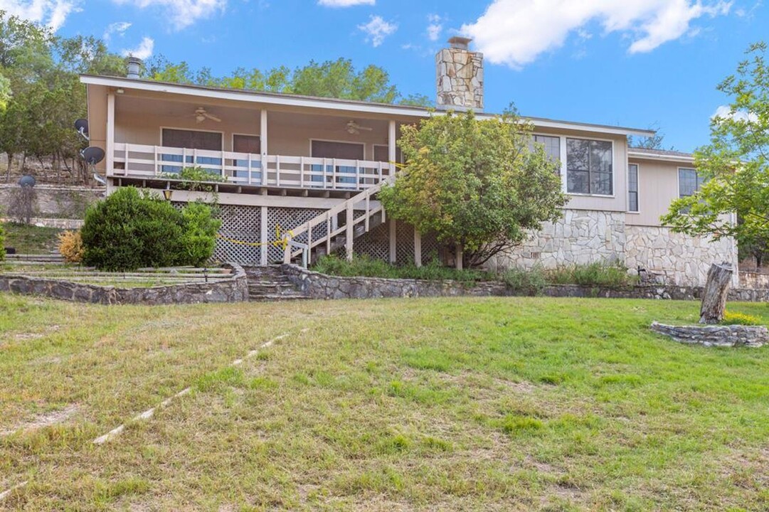 359 Royal Oaks Loop in Fredericksburg, TX - Foto de edificio