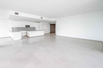 88 SW 7th St, Unit 4111 in Miami, FL - Building Photo - Building Photo