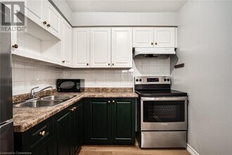 28 Victoria Ave N in Hamilton, ON - Building Photo - Building Photo