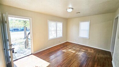 913 NW 99th St in Oklahoma City, OK - Foto de edificio - Building Photo