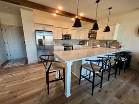 6460 Galleria Dr, Unit 1102 in West Des Moines, IA - Building Photo