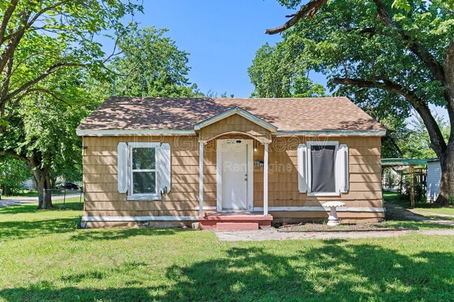 property at 802 W Navasota St