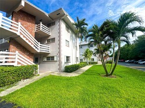700 Layne Blvd in Hallandale Beach, FL - Building Photo - Building Photo