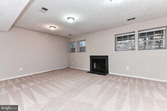 4014 Rosemeade Dr in Fairfax, VA - Foto de edificio - Building Photo