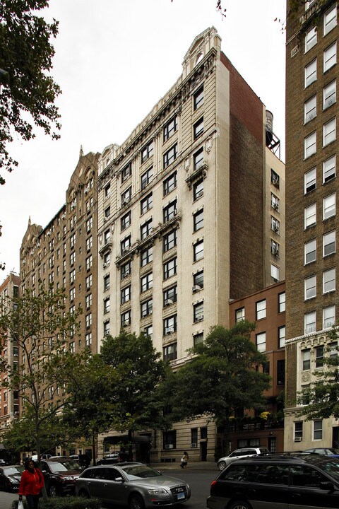 35 W 81st St in New York, NY - Building Photo