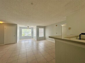 2213 Grand Cayman Ct, Unit 1121 in Kissimmee, FL - Foto de edificio - Building Photo