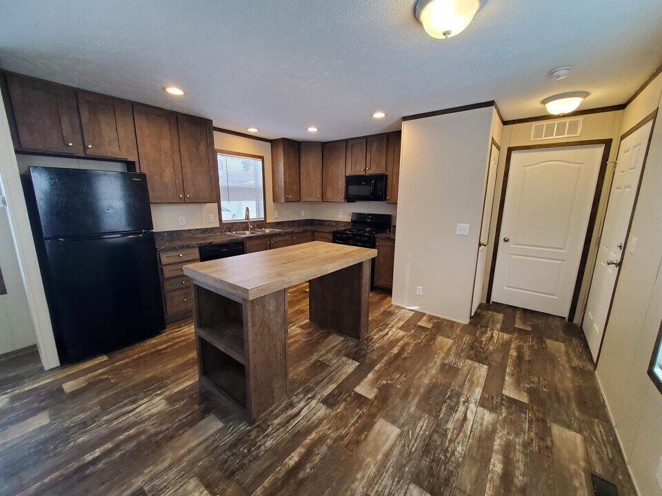 35 Sparrow Hill Dr in Orion Township, MI - Building Photo