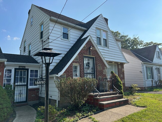 18890 Raymond St in Maple Heights, OH - Foto de edificio - Building Photo