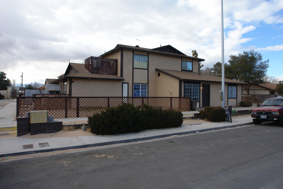 2021 Bledsoe Ln in Las Vegas, NV - Building Photo