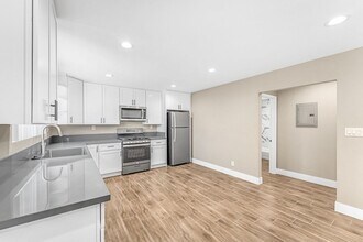 2417 W Stanford St in Santa Ana, CA - Foto de edificio - Building Photo