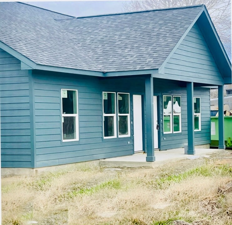 1318 Stowell St in Anahuac, TX - Building Photo