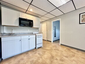 574 Ardmore Dr in Ferndale, MI - Building Photo - Building Photo