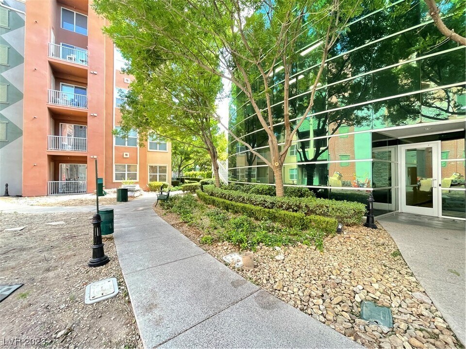 26 E Serene Ave in Las Vegas, NV - Building Photo