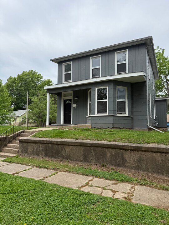 1205 N 9th St in Burlington, IA - Building Photo