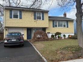 302 Foxwood Rd in Union, NJ - Building Photo