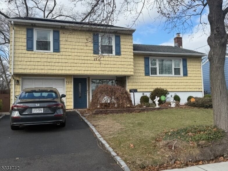 302 Foxwood Rd in Union, NJ - Building Photo