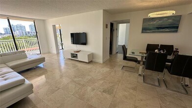 210 174th St in Sunny Isles Beach, FL - Foto de edificio - Building Photo