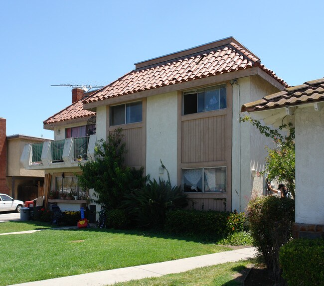 17382 Dairyview Cor in Huntington Beach, CA - Foto de edificio - Building Photo