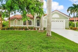 8549 S Lake Cir in Ft. Myers, FL - Building Photo