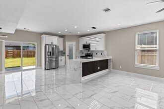 7927 Colonial Ln in Houston, TX - Foto de edificio - Building Photo