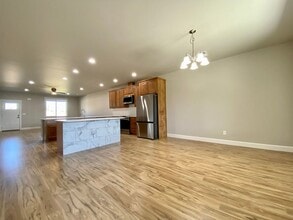 408 S 97th Ave in Yakima, WA - Foto de edificio - Building Photo