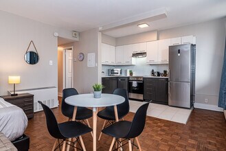 1272 Rue Redpath-Crescent in Montréal, QC - Building Photo - Building Photo