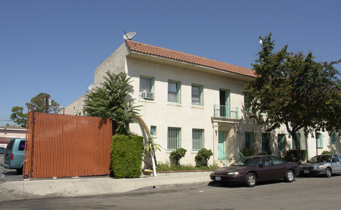 1121 Gordon St in Los Angeles, CA - Building Photo