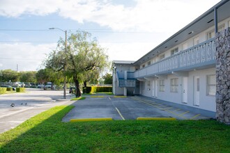 4351 NW 9th St in Miami, FL - Foto de edificio - Building Photo