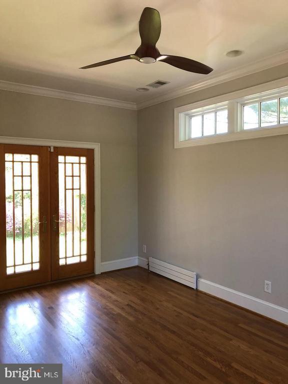 8106 Maple Ridge Rd in Bethesda, MD - Building Photo - Building Photo