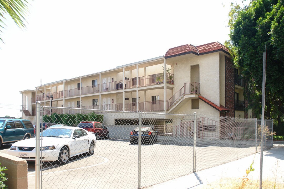 330 W Pioneer Dr in Glendale, CA - Building Photo