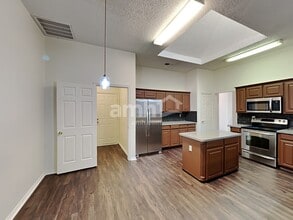 6024 Silkcrest Trail in Arlington, TX - Foto de edificio - Building Photo