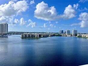 2851 NE 183rd St in Aventura, FL - Foto de edificio - Building Photo