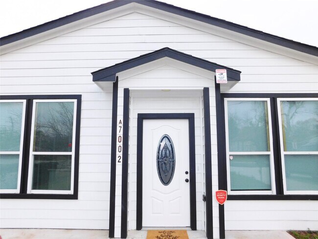 7002 S Hall St in Houston, TX - Building Photo - Building Photo