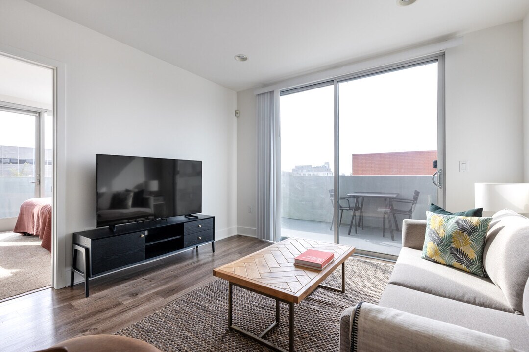 10473 Santa Monica Blvd in Los Angeles, CA - Building Photo