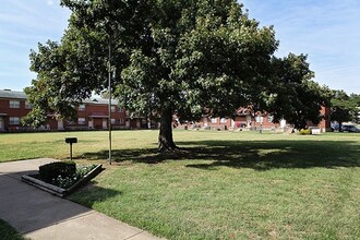 Campus Court in Springfield, MO - Building Photo - Building Photo