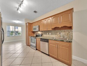 16879 SW 1st Manor in Pembroke Pines, FL - Building Photo - Building Photo