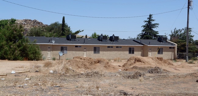 15805 Serrano Rd in Apple Valley, CA - Building Photo - Building Photo