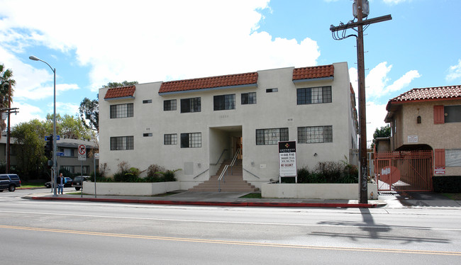 15506 Vanowen St in Van Nuys, CA - Foto de edificio - Building Photo