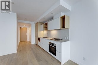 6000 McKay Ave in Burnaby, BC - Building Photo - Building Photo