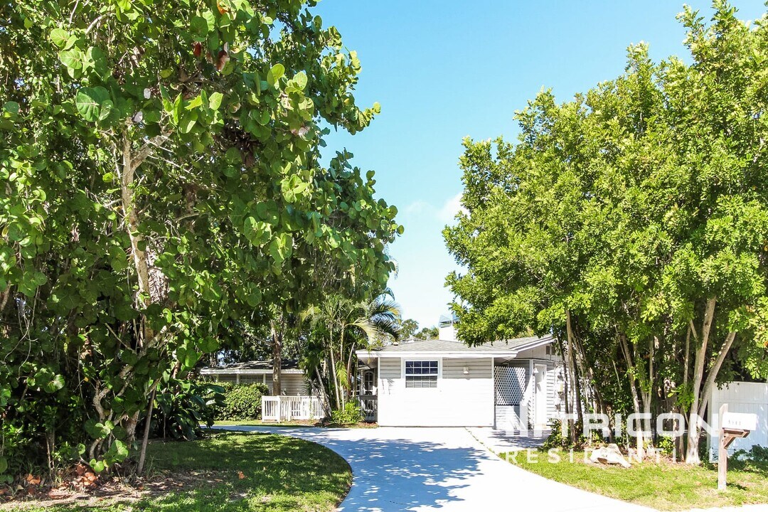 5560 Waneta Pl in Sarasota, FL - Building Photo