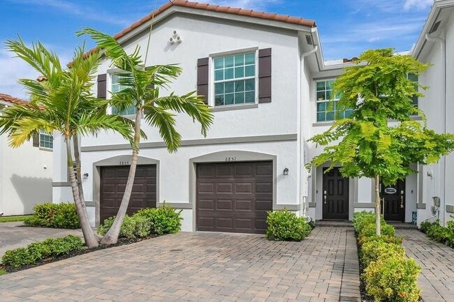 6851 Broadwater Ln in Greenacres, FL - Foto de edificio - Building Photo