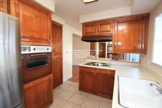 315 N Acacia Ave in Fullerton, CA - Foto de edificio - Building Photo